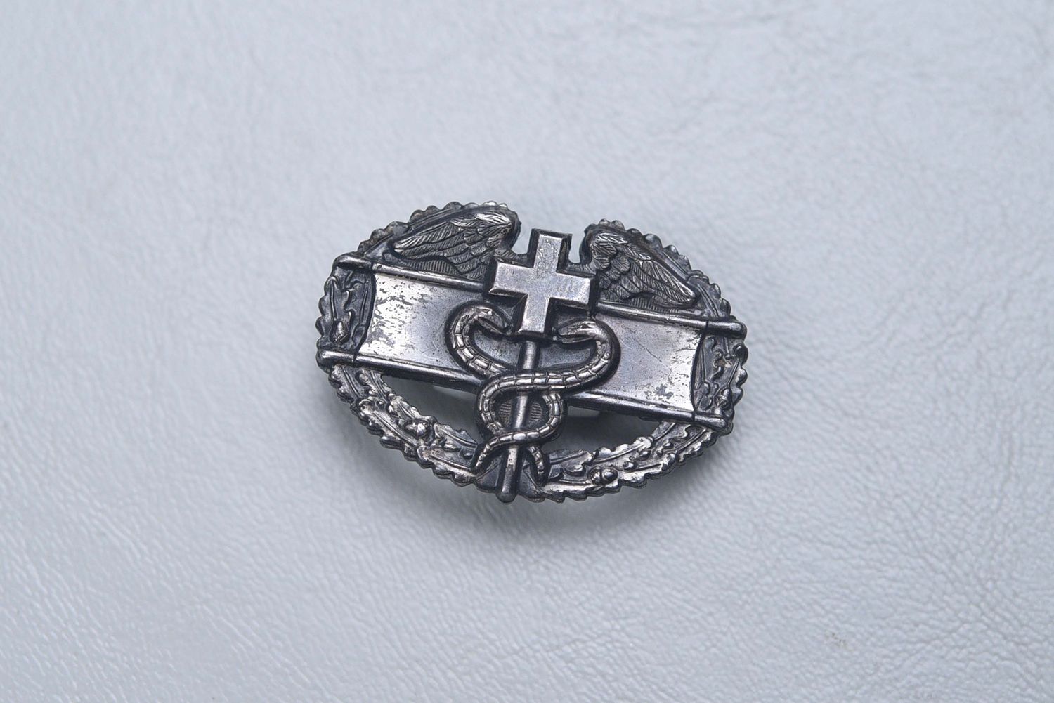 WWII U.S. ARMY COMBAT MEDIC BADGE - PINBACK STERLING