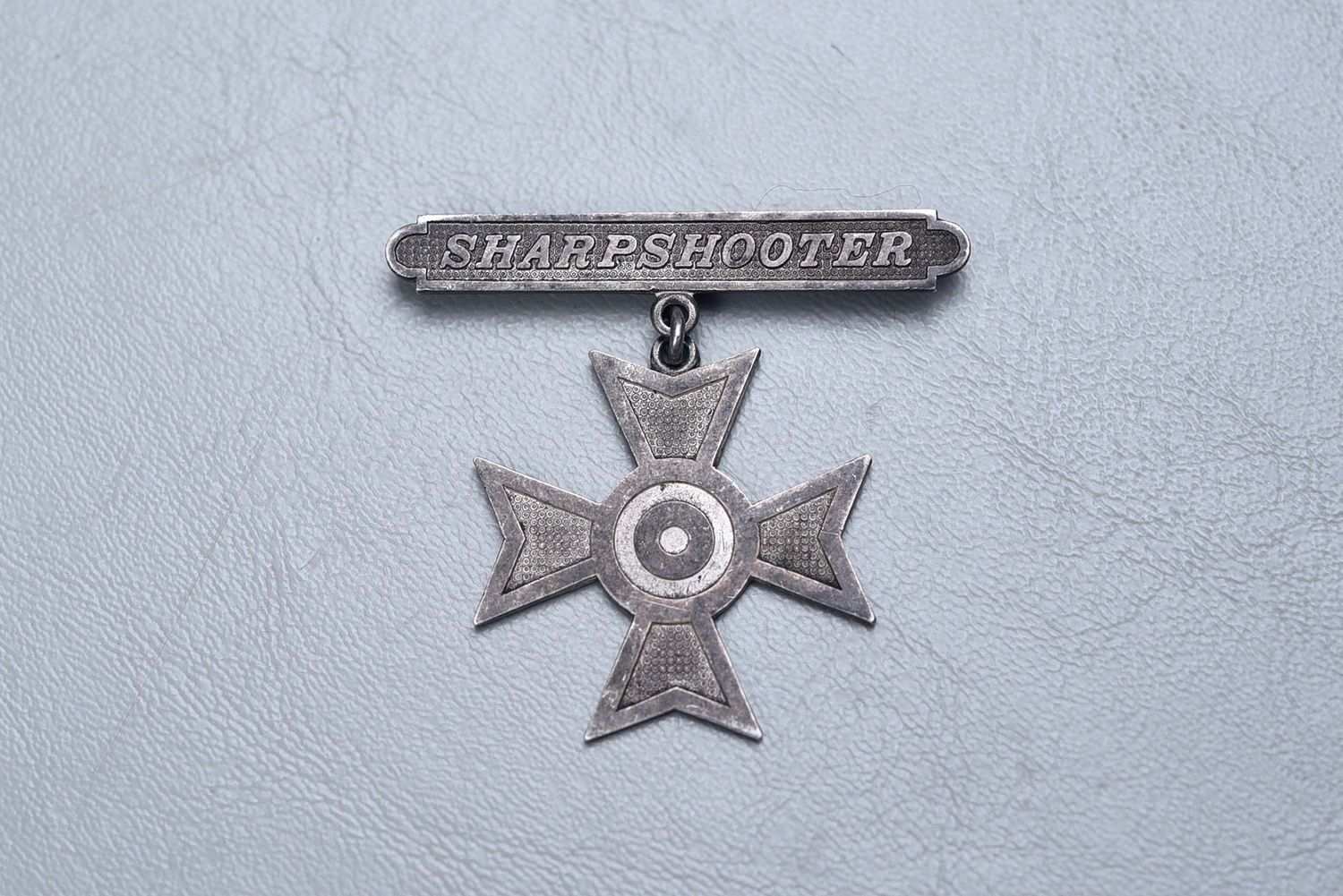 WWII U.S. MARINE CORPS SHARPSHOOT BADGE w/OPEN CATCH