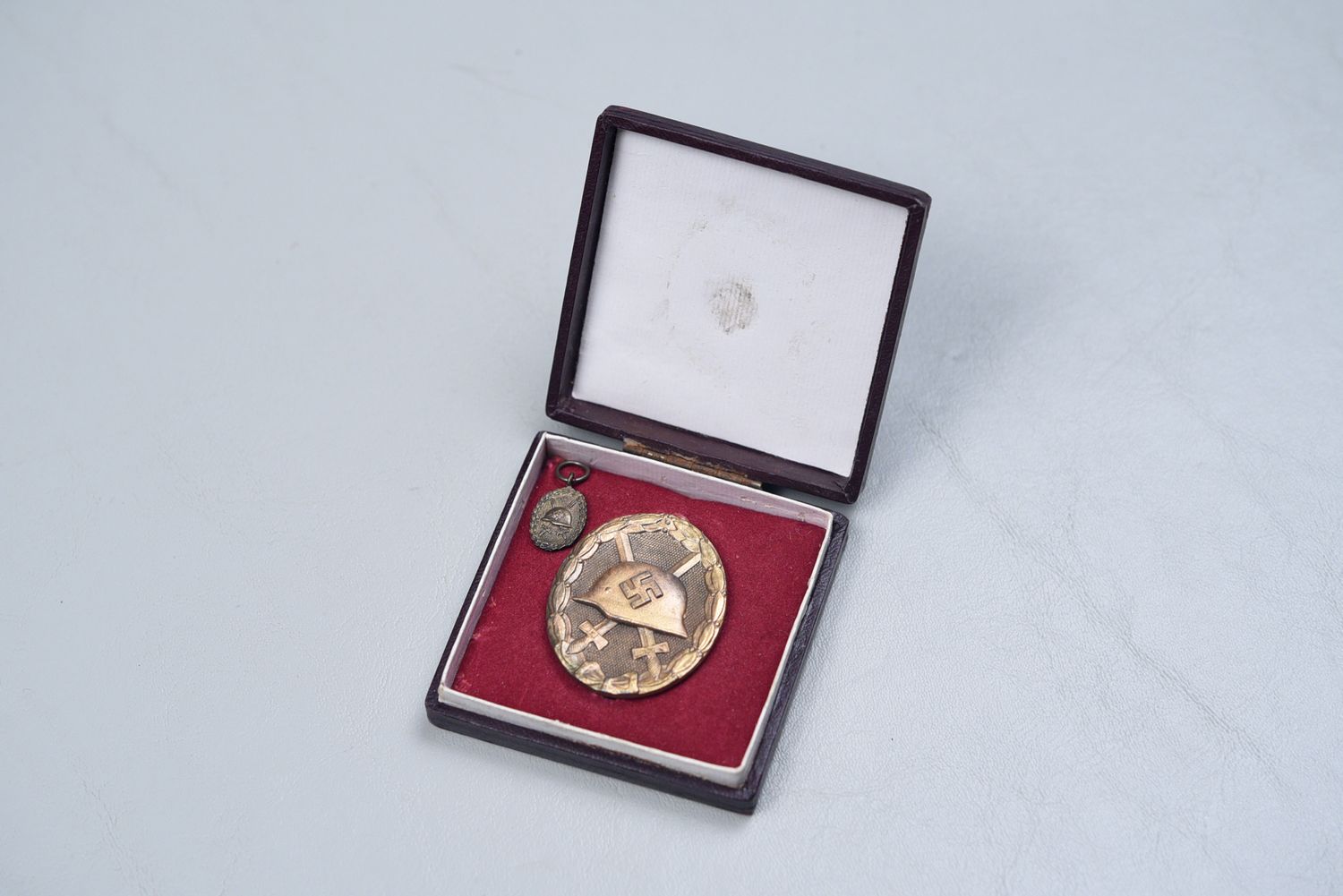 WWII GERMAN 1939 GOLD WOUND BADGE IN PRESENTATION BOX w/MINIATURE