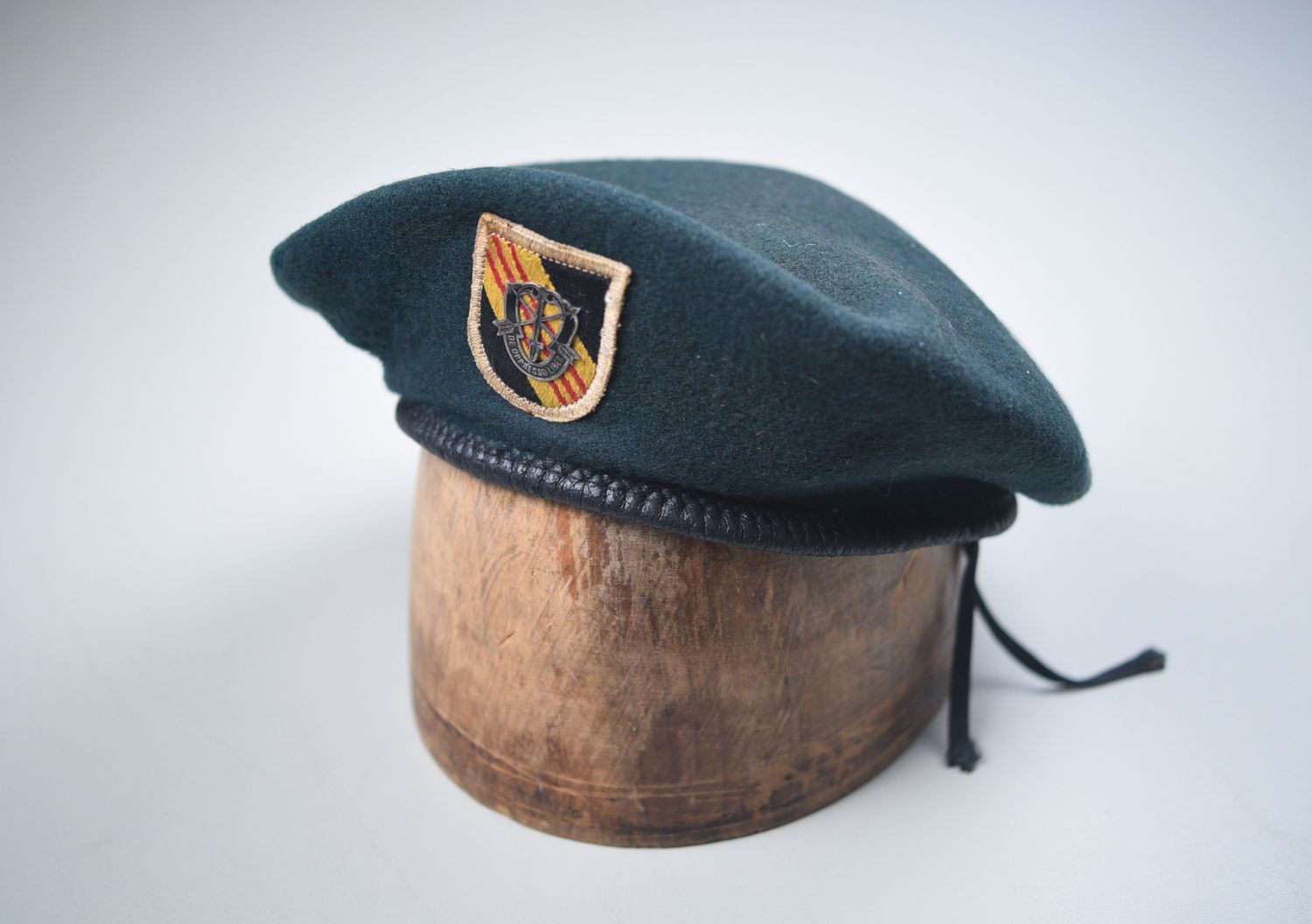 VIETNAM U.S. 5th SPECIAL FORCES GREEN BARRET w/BEER CAN INSIGNIA