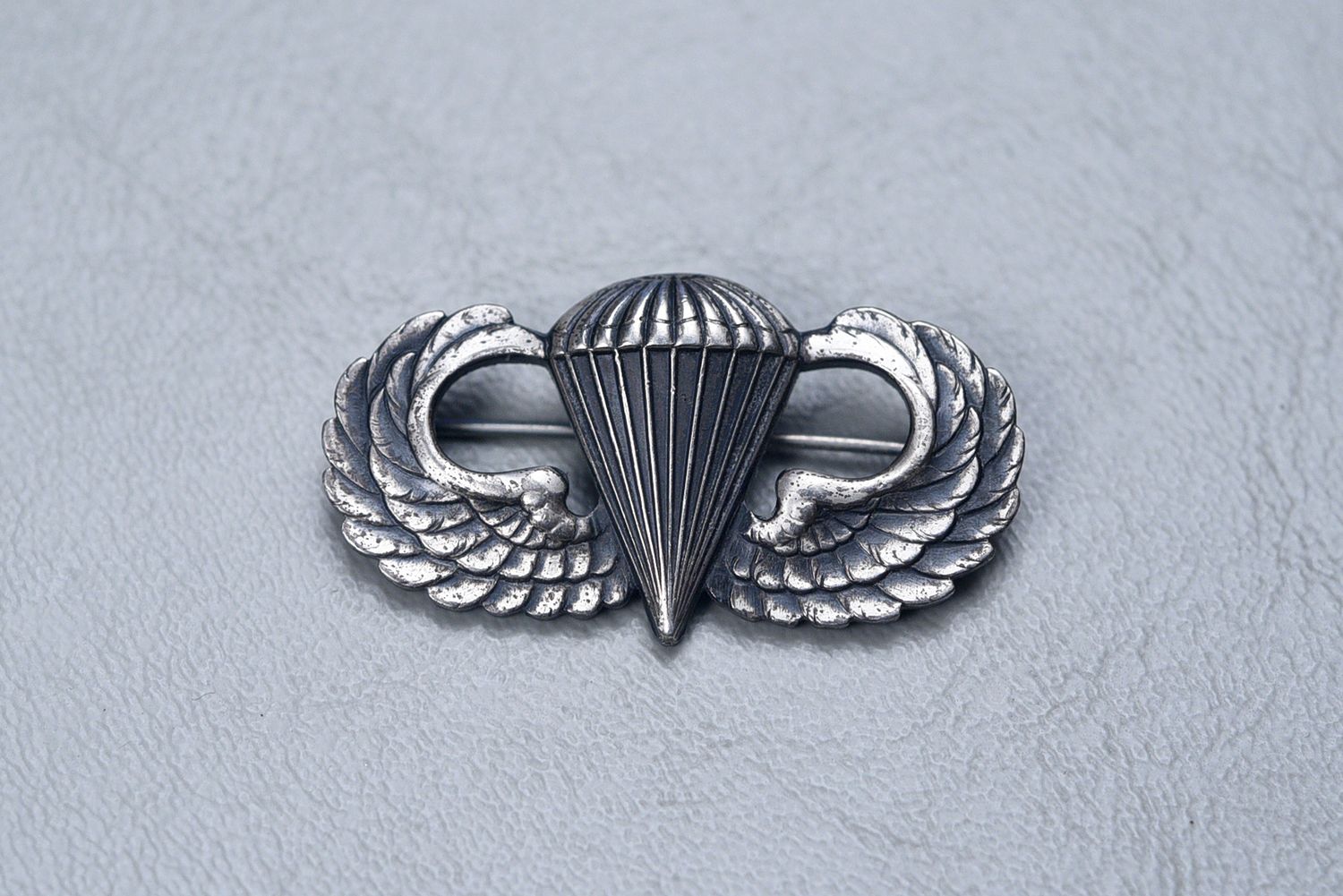 VIETNAM U.S. ARMY JUMP WING BY BELL TRADING CO. - PINBACK