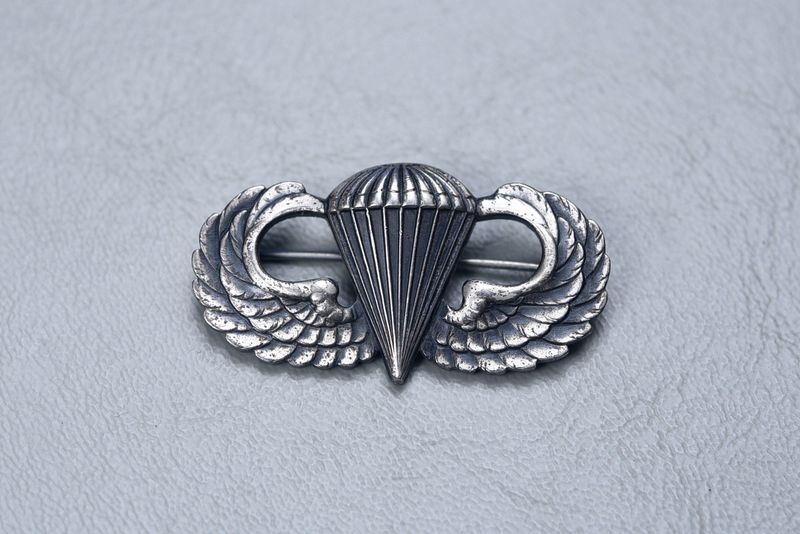 VIETNAM U.S. ARMY JUMP WING BY BELL TRADING CO. - PINBACK VIETNAM U.S. ARMY JUMP WING BY BELL TRADING CO. - PINBACK