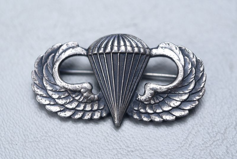 VIETNAM U.S. ARMY JUMP WING BY BELL TRADING CO. - PINBACK