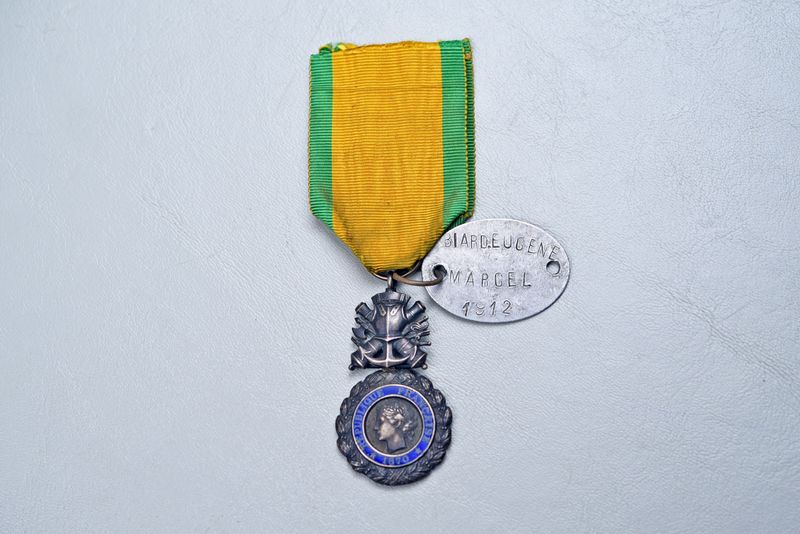 WWI FRENCH MEDAILLE MILITAIRE MEDAL w/ATTACHED DOG TAG WWI FRENCH MEDAILLE MILITAIRE MEDAL w/ATTACHED DOG TAG