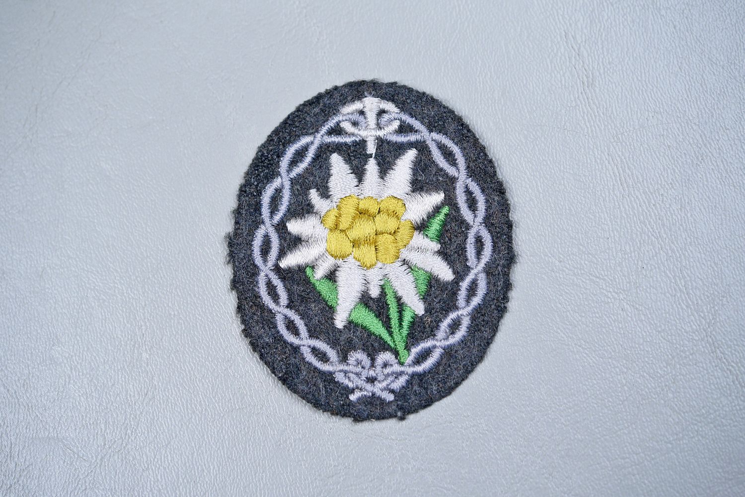WWII GERMAN GEBIRGSJÄGER EDELWEISS INSIGNIA OVAL WOOL PATCH