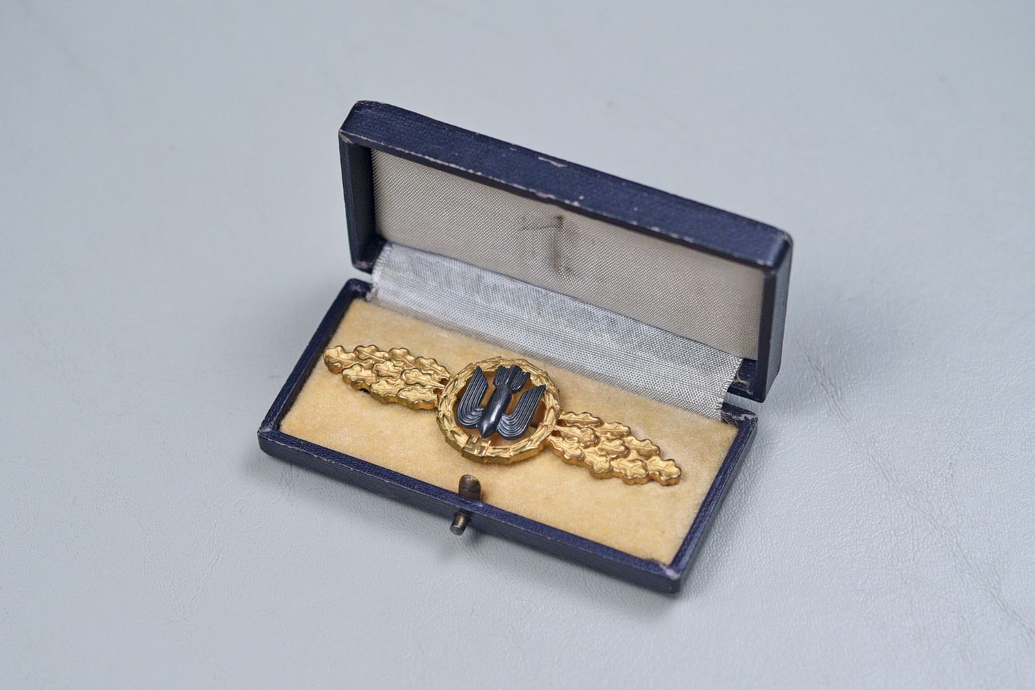 WWII GERMAN LUFTWAFFE BOMBER FLIGHT CLASP IN CASE - FIRE GILT FINISH