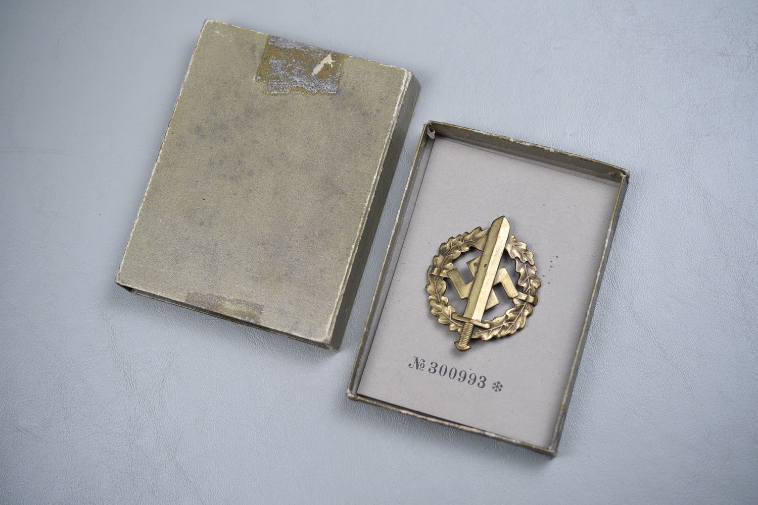 WWII GERMAN SA SPORTS BADGE IN BRONZE w/MATCHING NUMBERED BOX