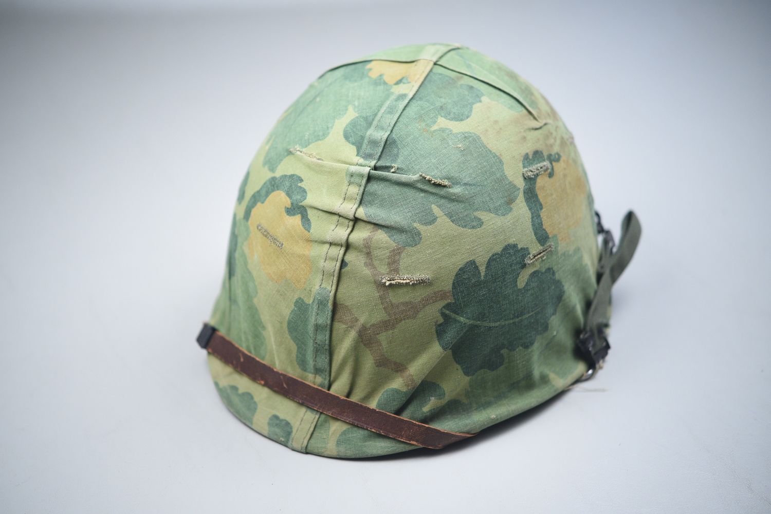 – VIETNAM WAR U.S. MARINE CORPS M1 STEEL COMBAT HELMET w/MITCHELL CAMO COVER – DATED ‘59’