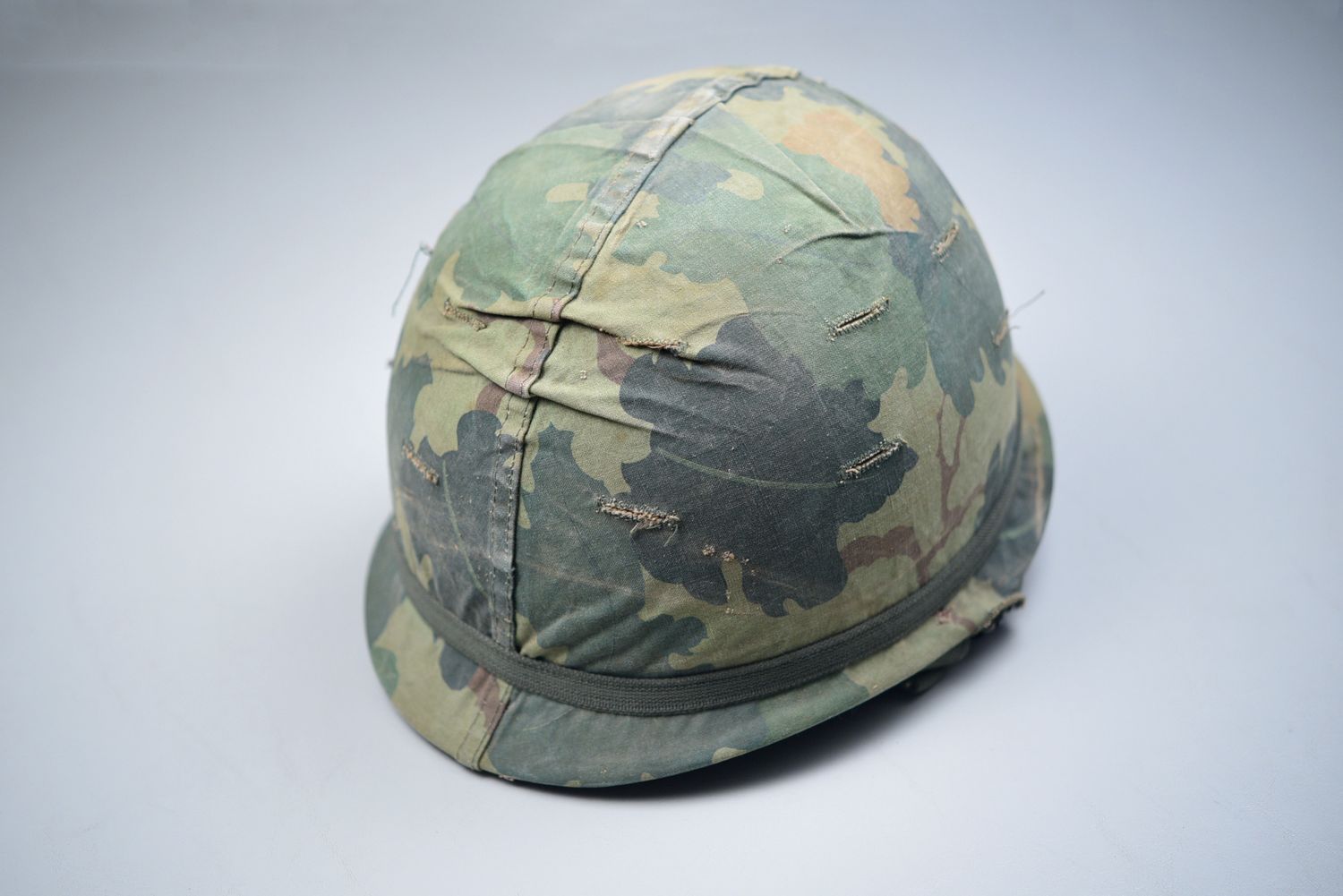 VIETNAM WAR U.S. M1C PARATROOPER STEEL COMBAT HELMET w/MITCHELL CAMO COVER – DATED ‘64’