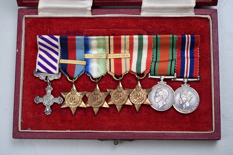 WWII BRITISH DFC BATTLE OF BRITIAN 7-PLACE MINIATURE MEDAL GROUP IN PRESENTATION CASE