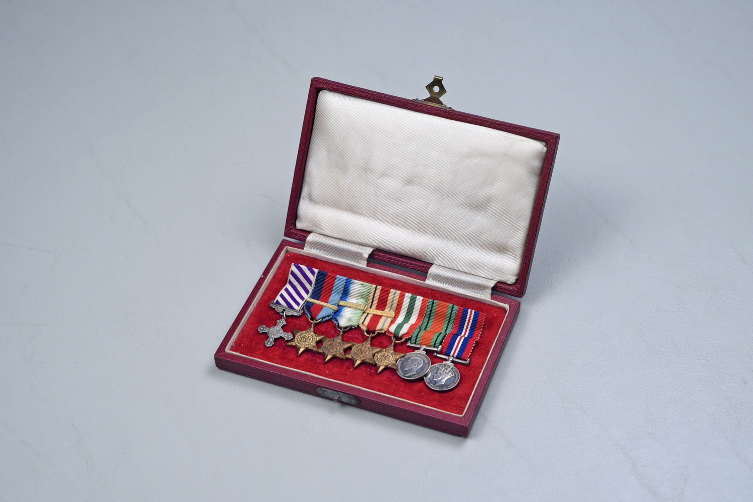 WWII BRITISH DFC BATTLE OF BRITIAN 7-PLACE MINIATURE MEDAL GROUP IN PRESENTATION CASE