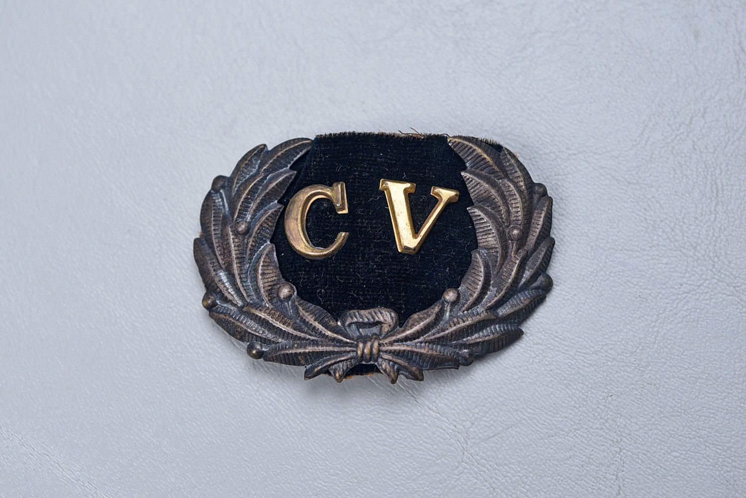 CIVIL WAR CONFEDERATE VETERAN&#39;S CAP INSIGNIA