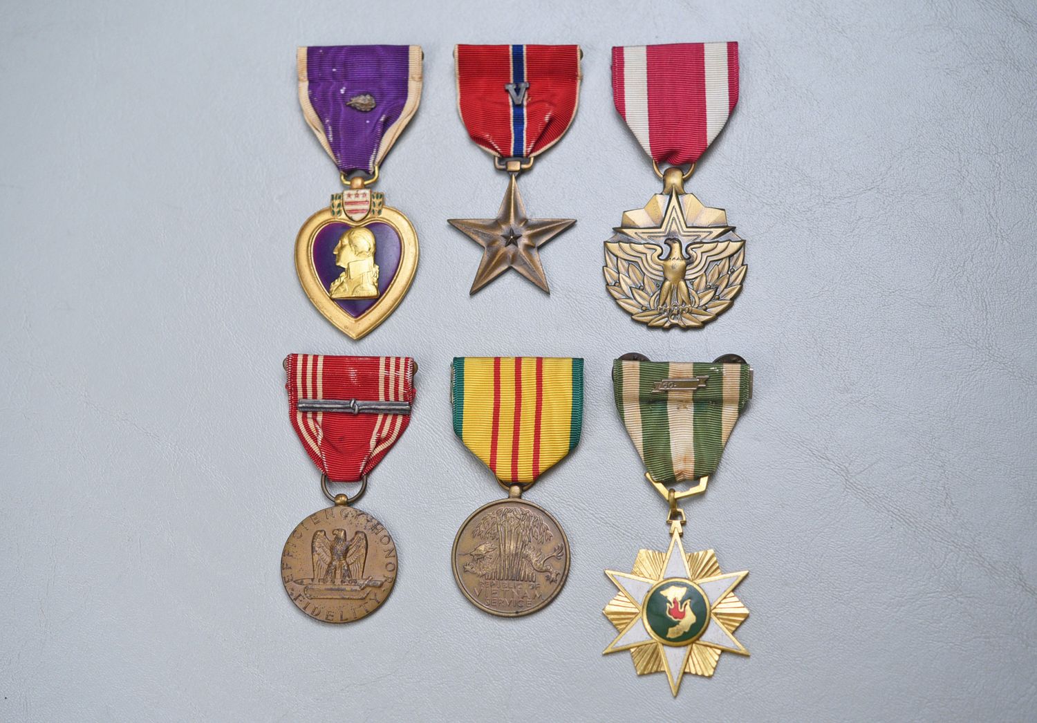 VIETNAM WAR U.S. PURPLE HEART/BRONZE STAR 6 MEDAL GROUP - NAMED
