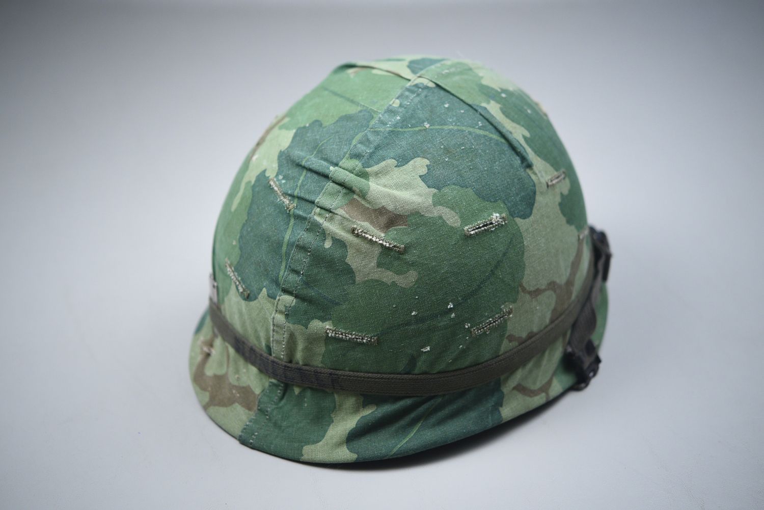 VIETNAM WAR M1 HELMET w/MITCHELL CAMOUFLAGE COVER DATED &#39;74&#39;