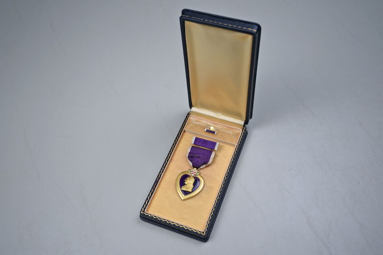 WWII U.S. ARMY PURPLE HEART MEDAL IN CASE