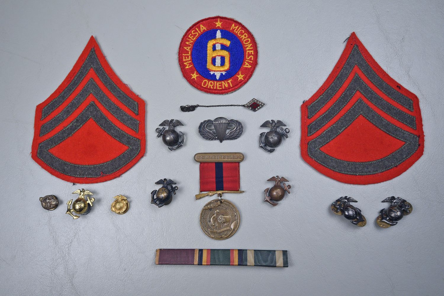 WWII U.S. MARINE CORPS GOOD CONDUCT MEDAL/INSIGNIA GROUP TO PARAMARINE - IDENTIFIED