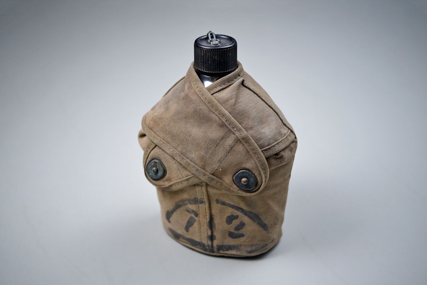 WWII U.S. MARINE CORPS CANTEEN IN CARRIER - UNIS MARKED