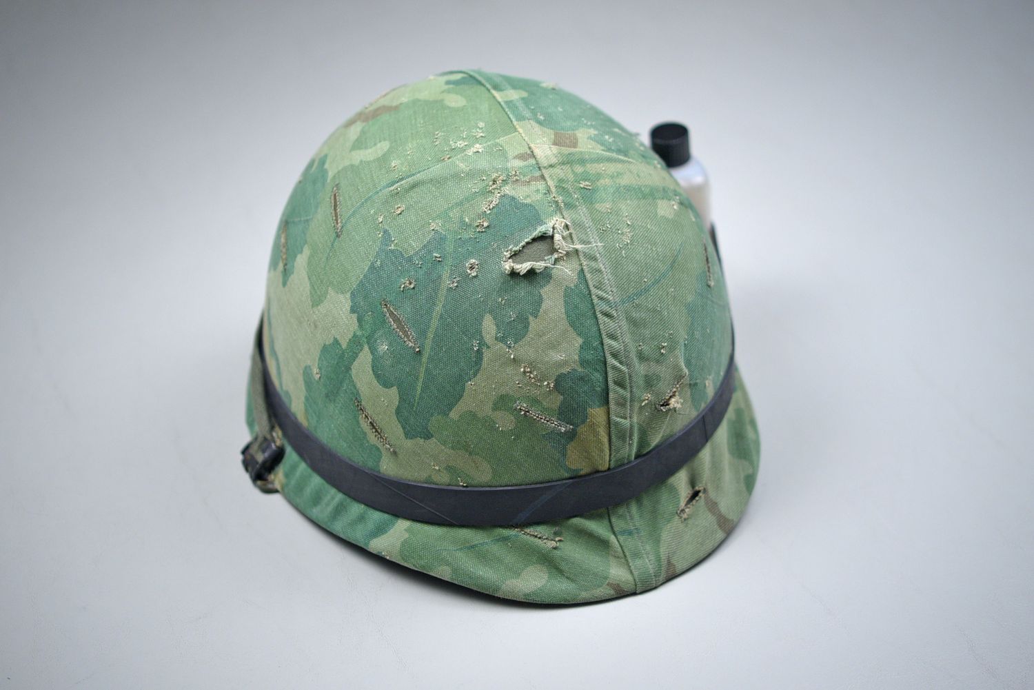 VIETNAM WAR M1 HELMET w/TWILL COVER &amp; BUG JUICE DATED &#39;65&#39;