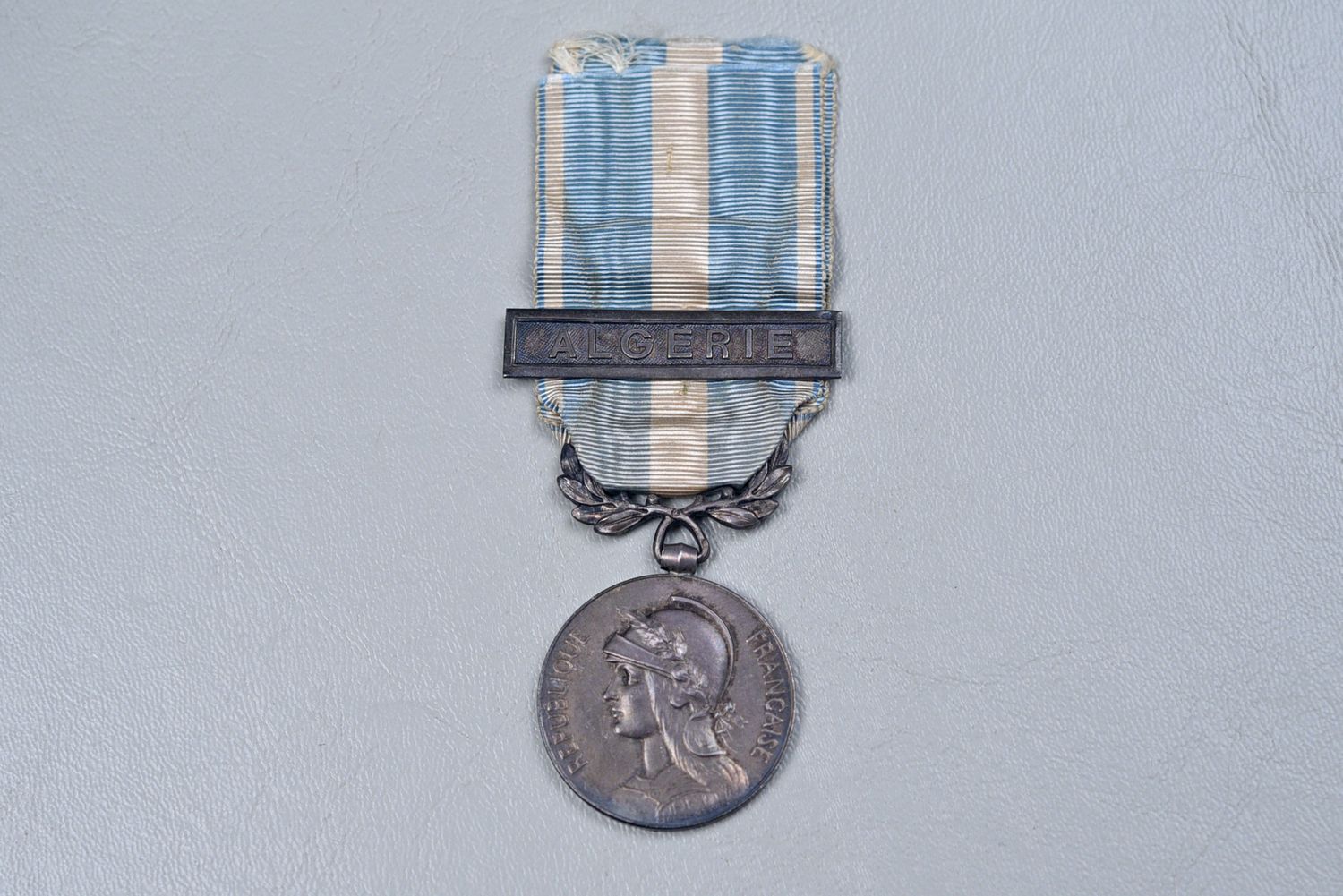 pre-WWI FRENCH COLONIAL MEDAL w/&#39;ALGERIE&#39; BAR - ORIGINAL RIBBON