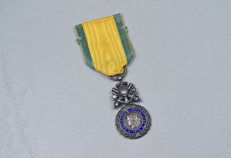 WWI FRENCH MEDALLIE MILITARIE w/DOUBLE SIDED SUSPENDER - ORIGINAL RIBBON, SCARCE WWI FRENCH MEDALLIE MILITARIE w/DOUBLE SIDED SUSPENDER - ORIGINAL RIBBON, SCARCE