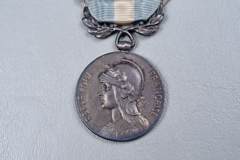 pre-WWI FRENCH COLONIAL MEDAL w/'ALGERIE' BAR - ORIGINAL RIBBON
