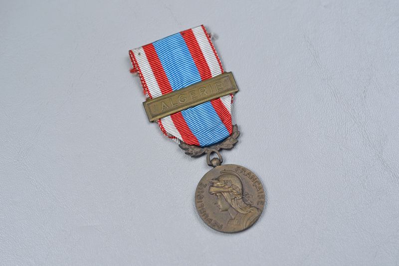 FRENCH NORTH AFRICA COMMEMORATION MEDAL w/BAR 'ALGERIE' - ORIGINAL RIBBON