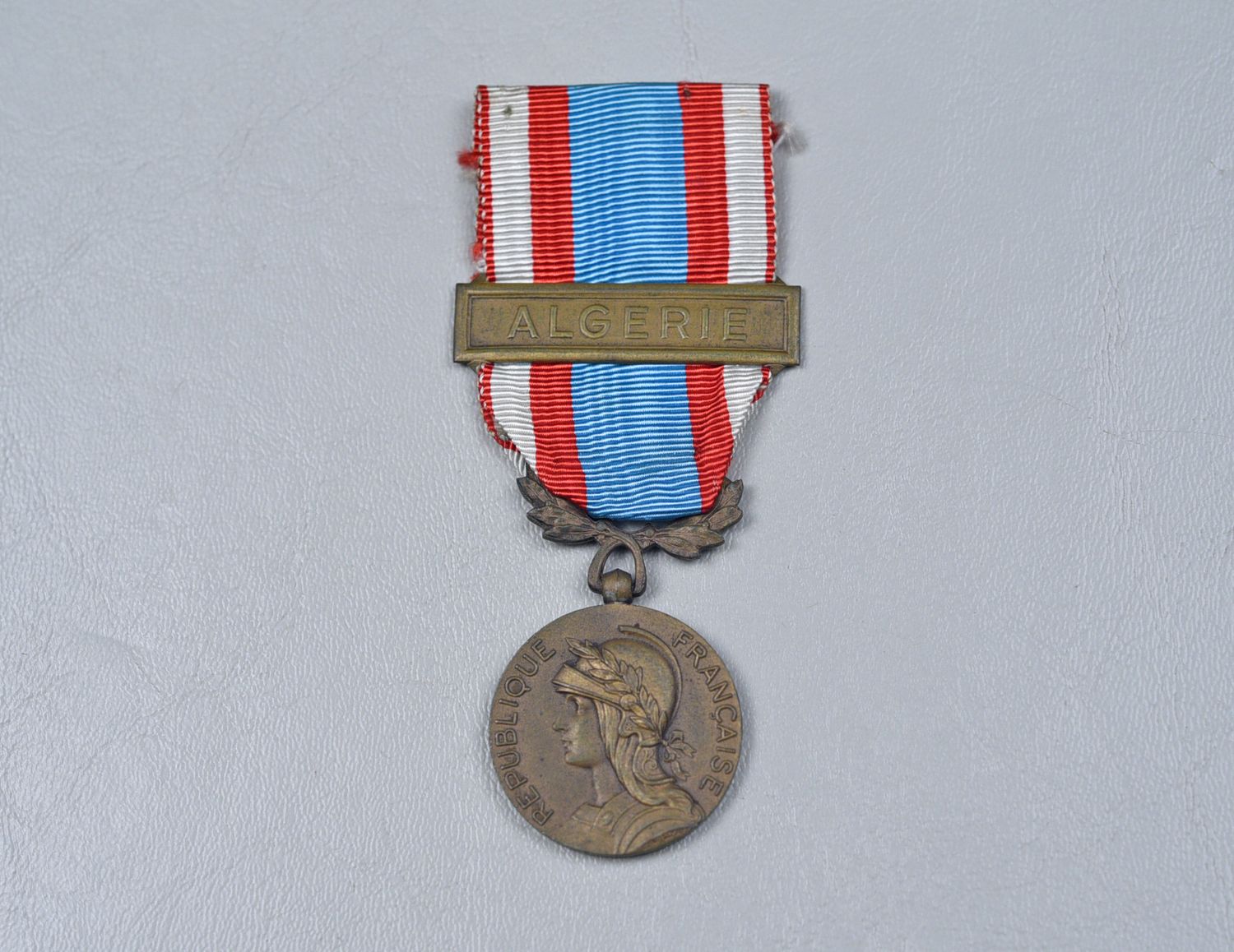 FRENCH NORTH AFRICA COMMEMORATION MEDAL w/BAR &#39;ALGERIE&#39; - ORIGINAL RIBBON