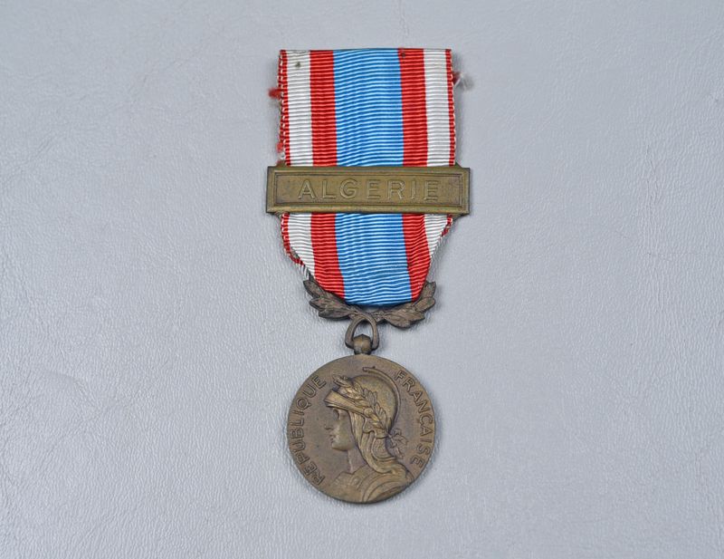 FRENCH NORTH AFRICA COMMEMORATION MEDAL w/BAR 'ALGERIE' - ORIGINAL RIBBON FRENCH NORTH AFRICA COMMEMORATION MEDAL w/BAR 'ALGERIE' - ORIGINAL RIBBON