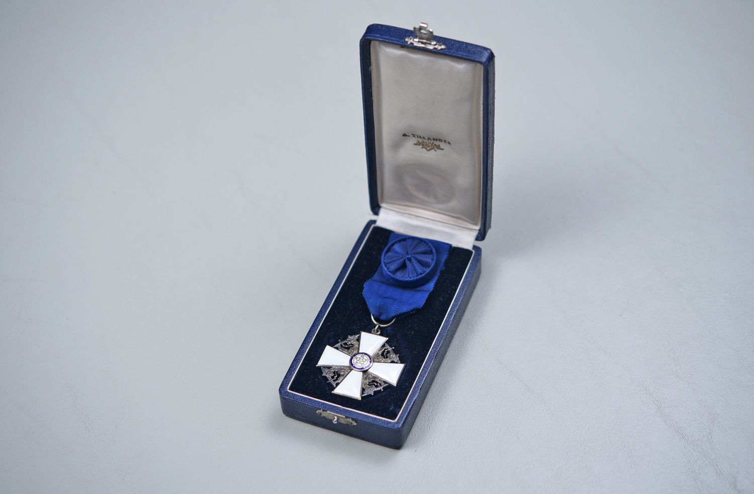 WWII FINNISH ORDER OF THE WHITE ROSE IN PRESENTATION CASE