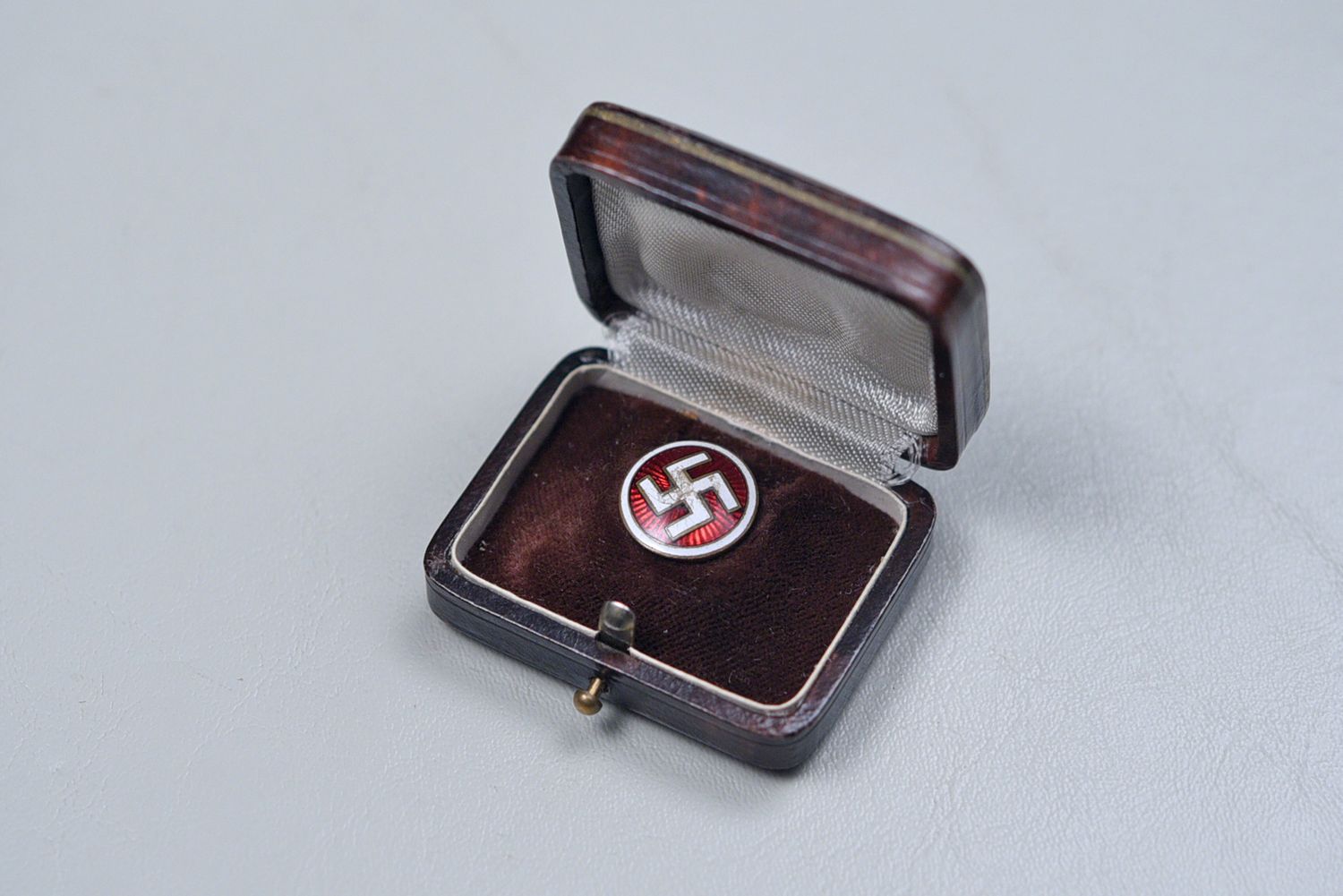 WWII GERMAN ALLGEMEINE-SS VLAANDEREN MEMBERSHIP PIN IN CASE