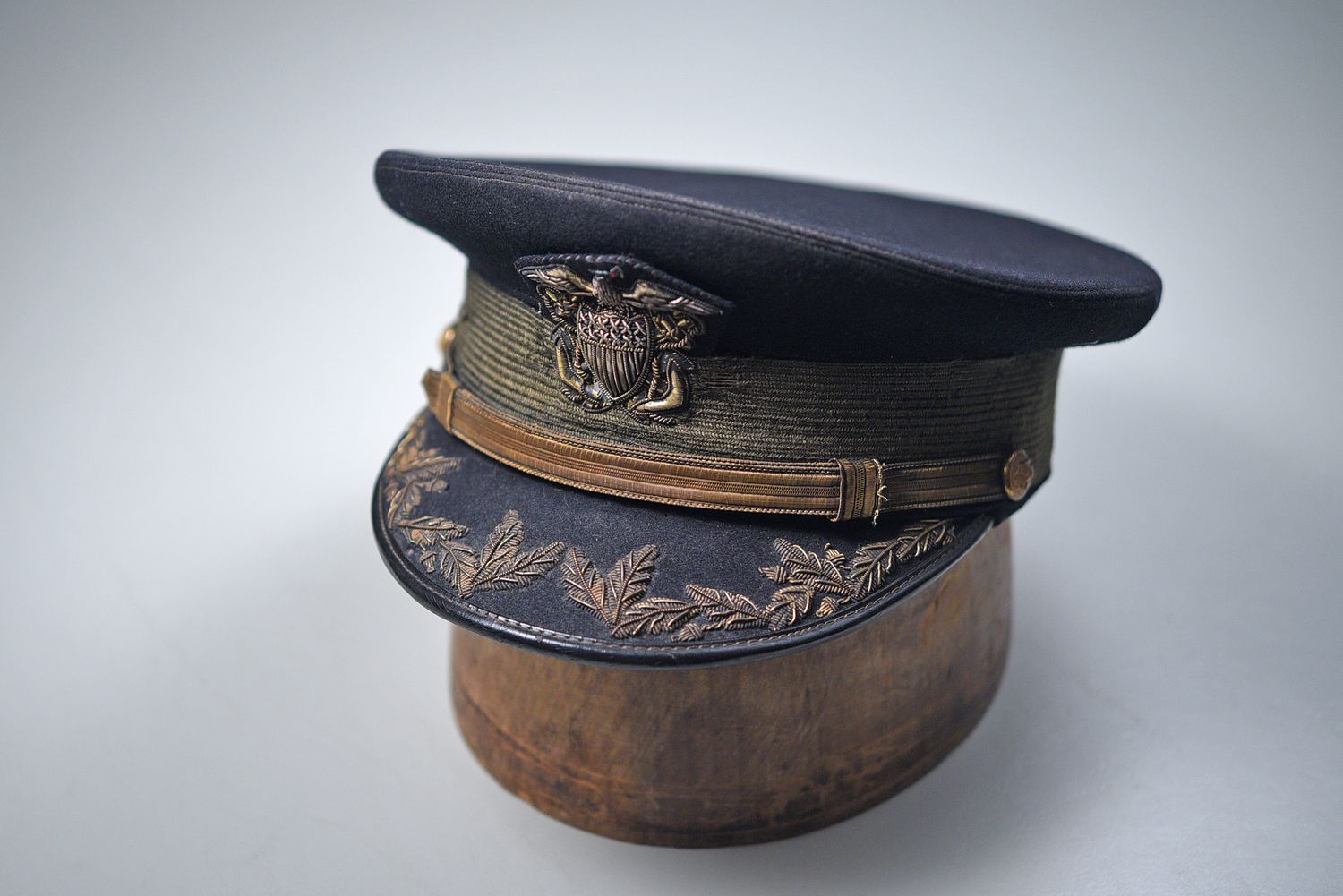 WWII U.S. NAVY OFFICER&#39;S BLUE VISOR HAT – SENIOR OFFICER
