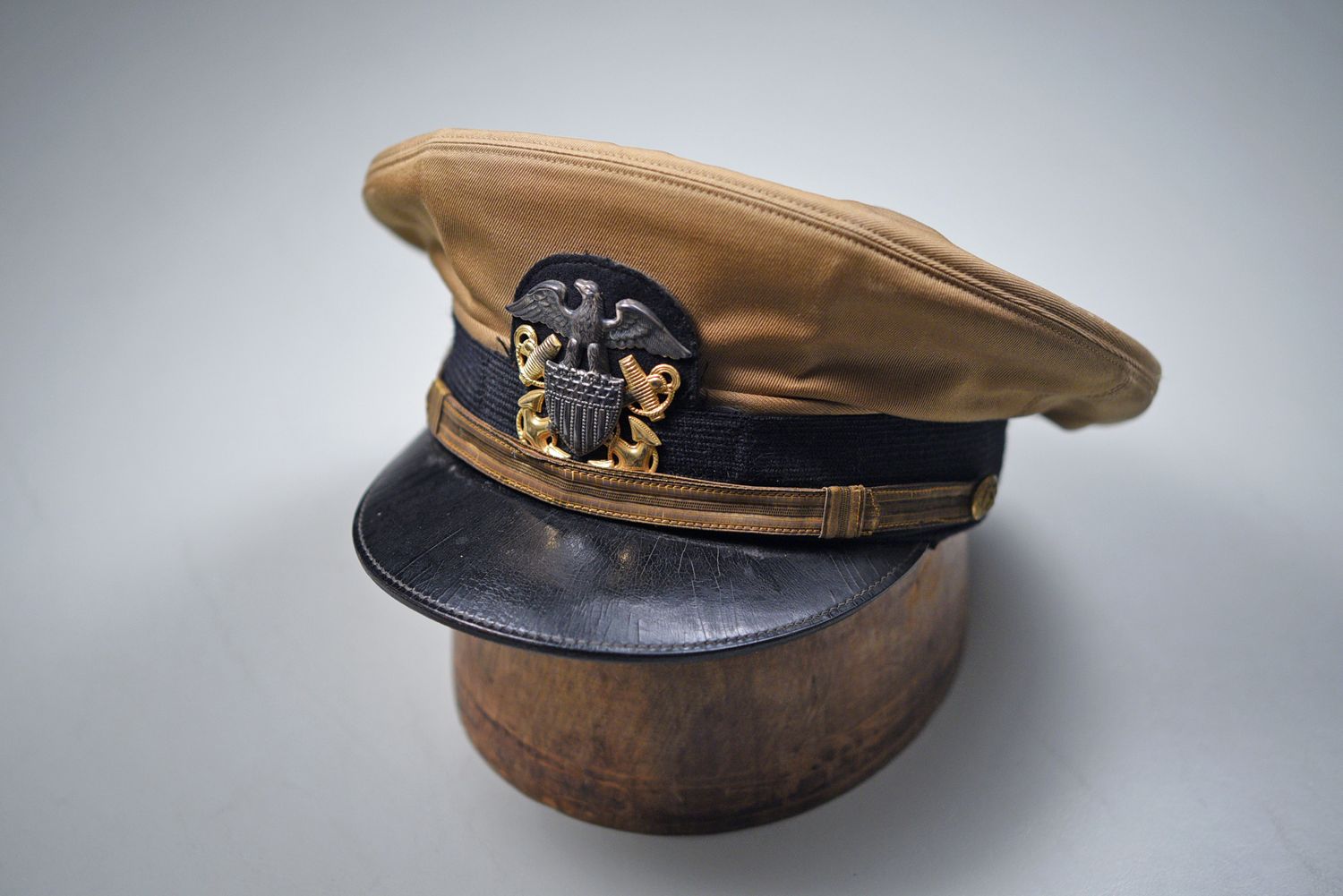 WWII U.S. NAVY OFFICER&#39;S TAN VISOR HAT