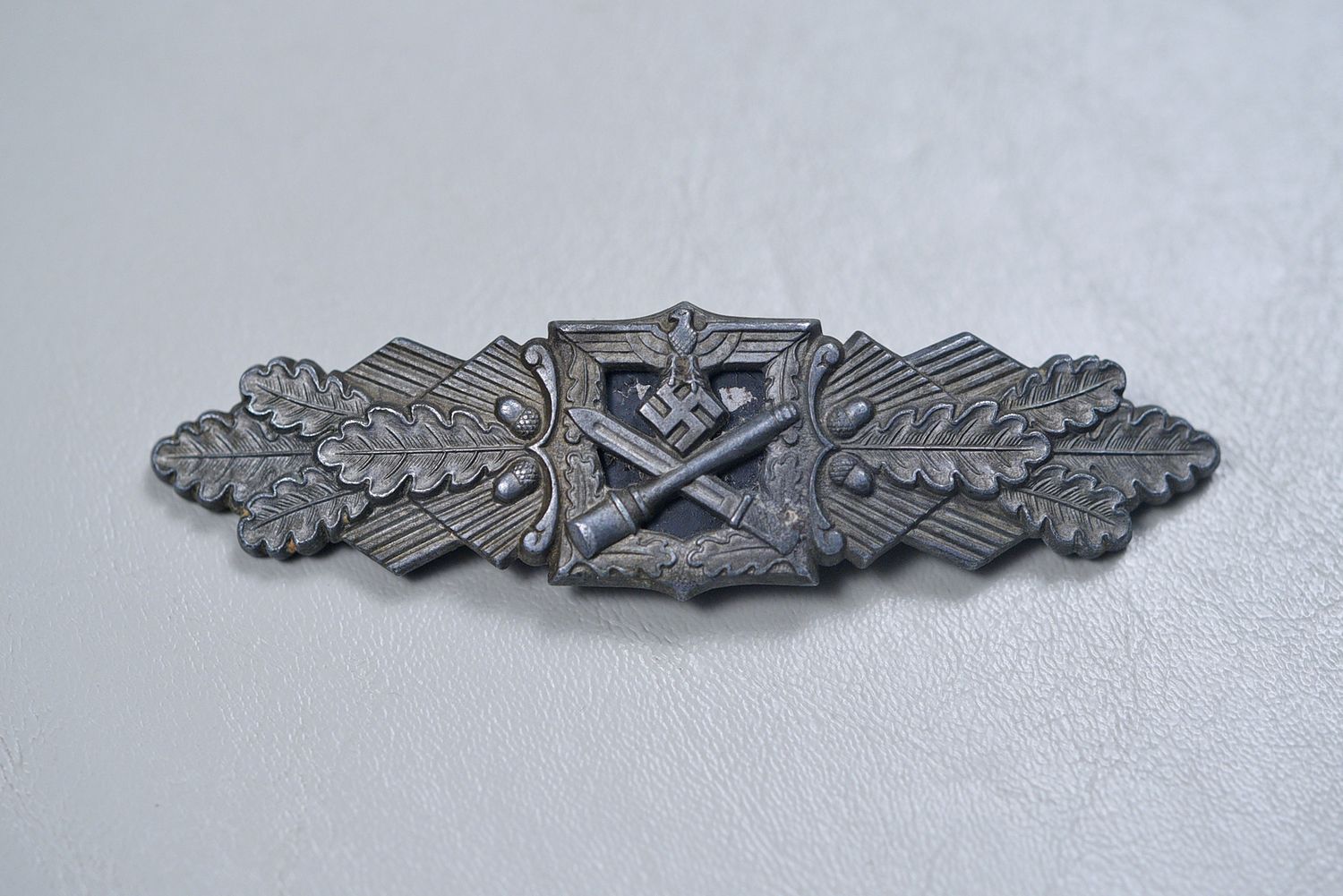 WWII GERMAN CLOSE COMBAT BADGE IN BRONZE BY F&amp;BL