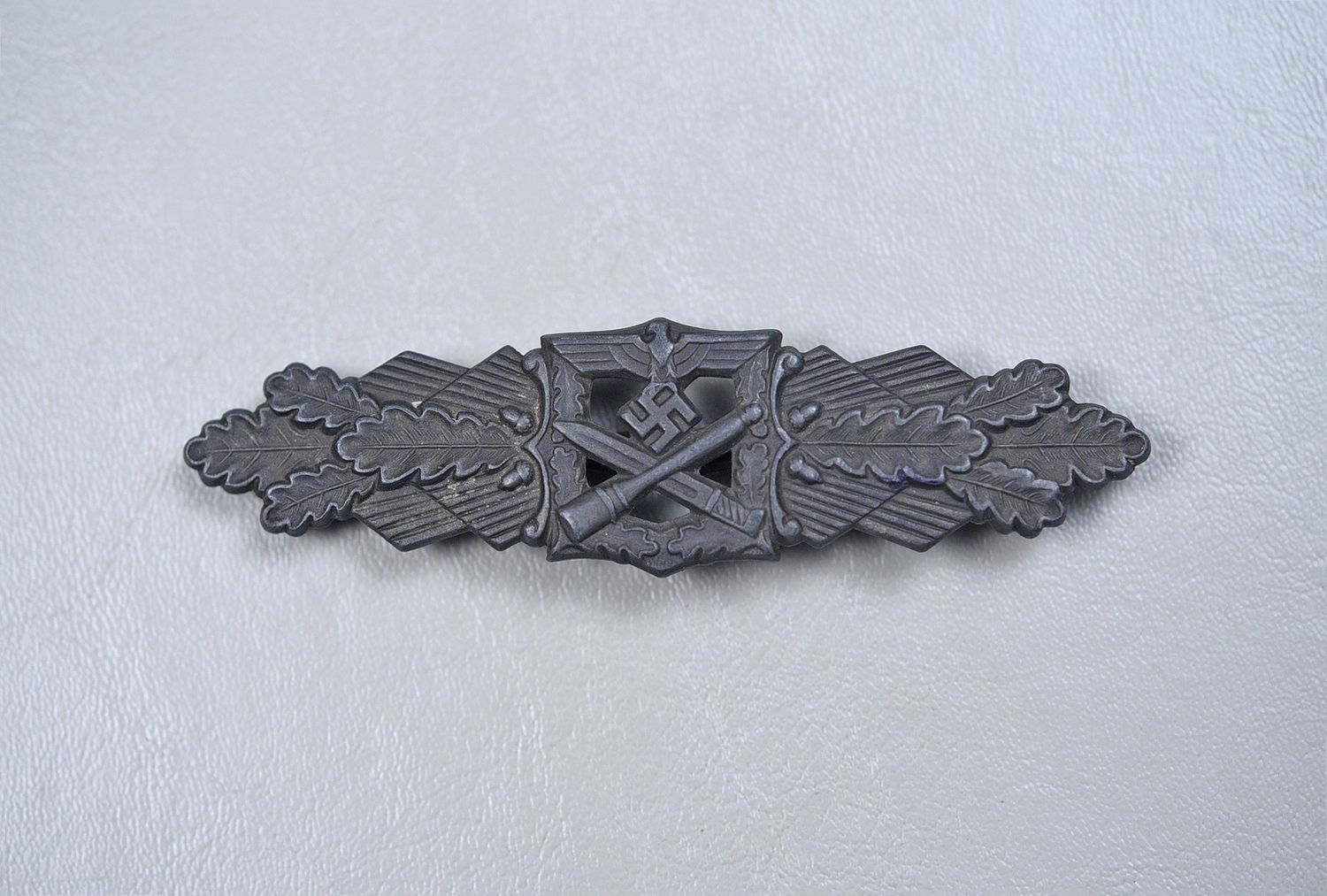 WWII GERMAN CLOSE COMBAT BADGE IN BRONZE BY FFL
