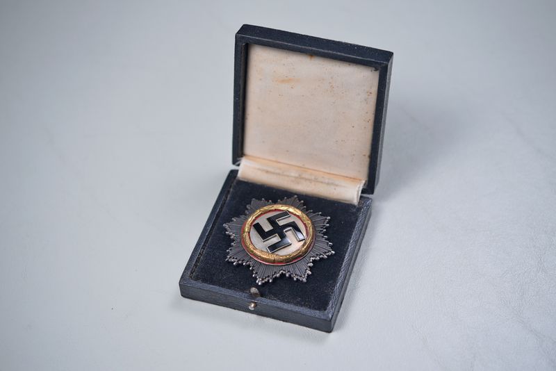 WWII GERMAN CROSS IN GOLD BY DESCHLER IN VERY SCARCE SMALL CASE