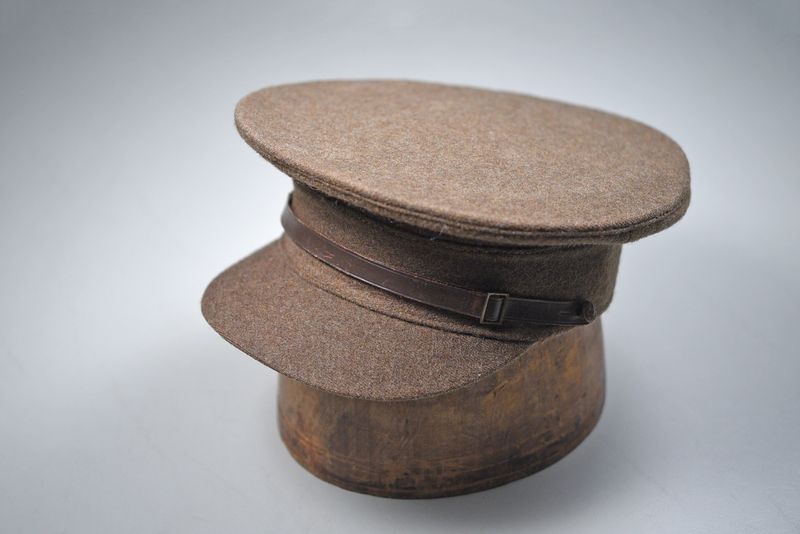 WWI BRITISH OFFICER'S VISOR HAT WWI BRITISH OFFICER'S VISOR HAT