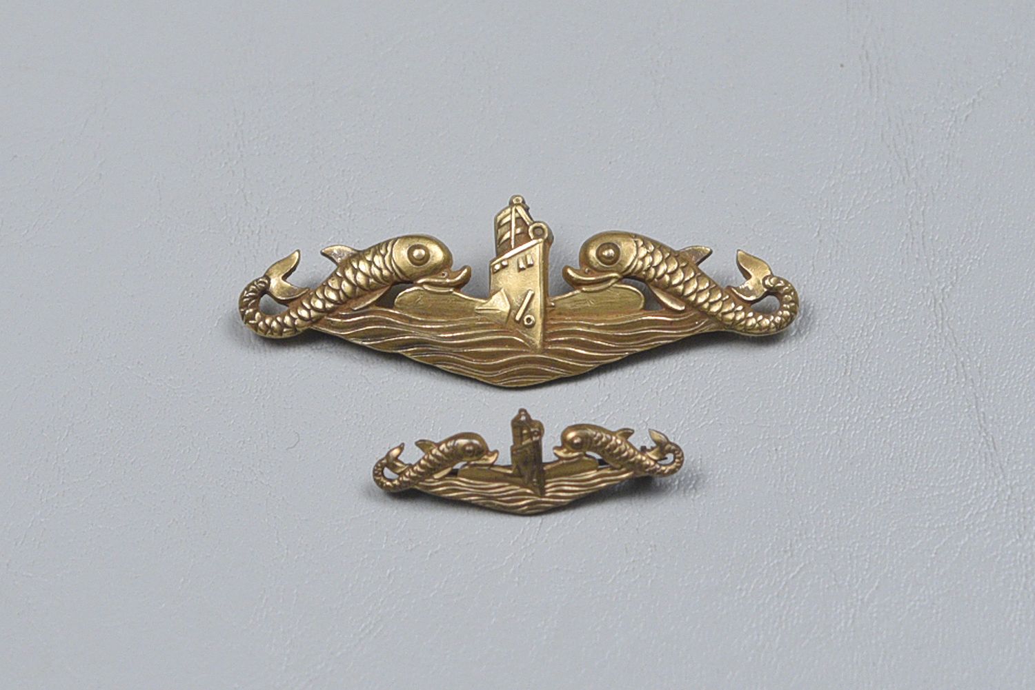 WWII U.S. NAVY SUBMARINE OFFICER DOLPHIN BADGE SET BY H&amp;H – DEEP WAVE, PINBACK, STERLING