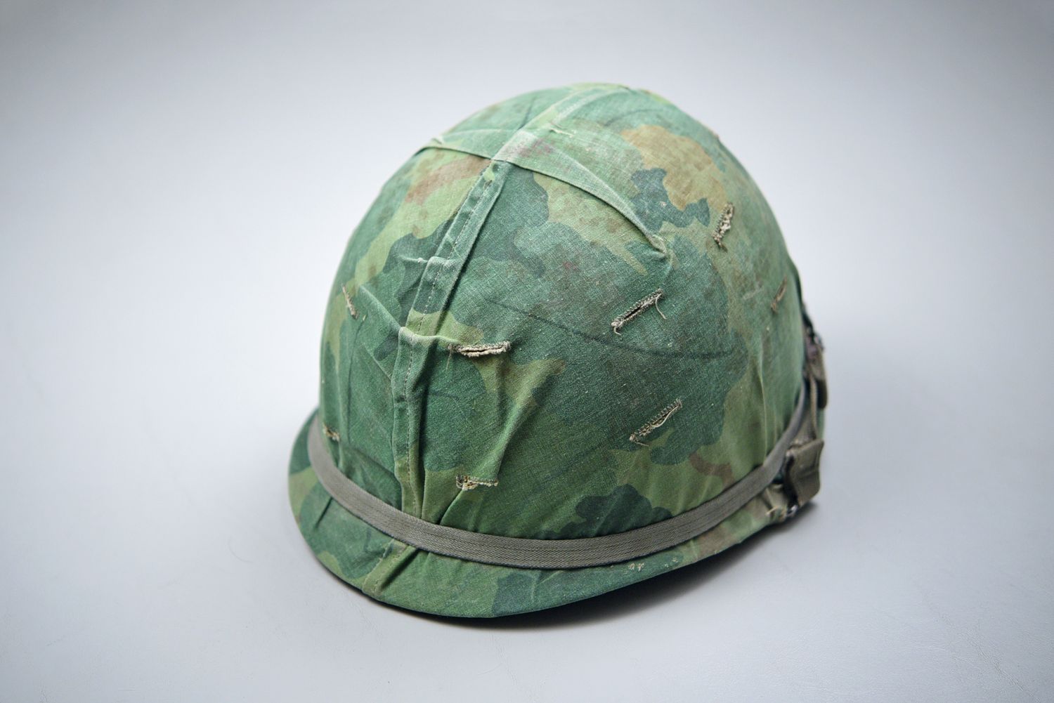 VIETNAM WAR U.S. M1 STEEL HELMET w/MITCHELL CAMOUFLAGE COVER 1964 DATED