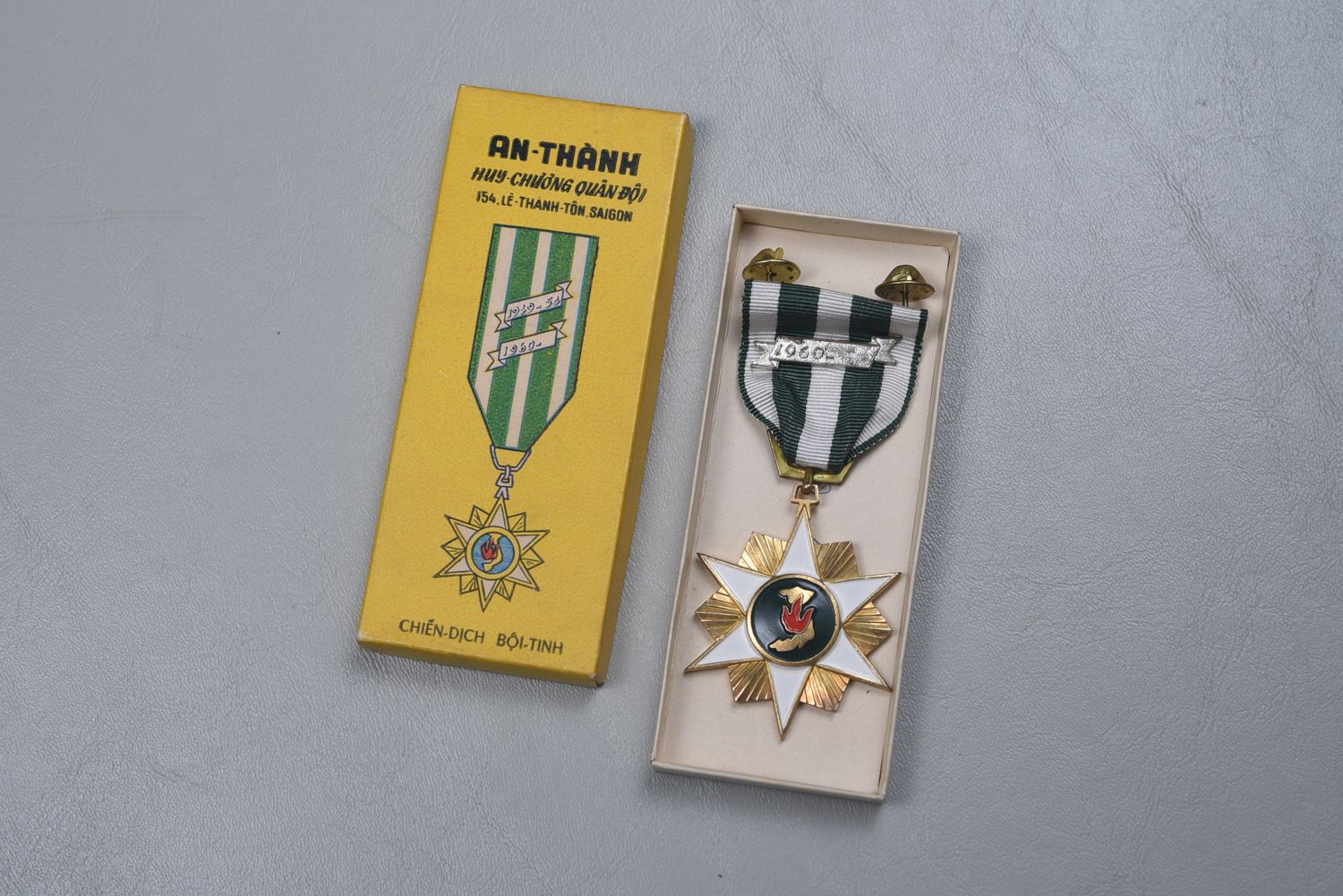 VIETNAM WAR VIETNAM CAMPAIGN MEDAL IN BOX - VIETNAMESE MADE
