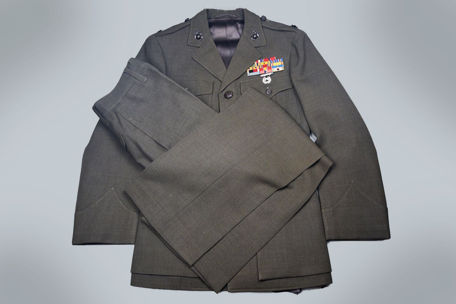 WWII U.S. MARINE CORPS OFFICER’S GREEN UNIFORM JACKET &amp; TROUSER SET w/INSIGNIA