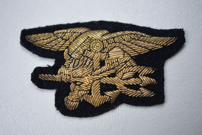 VIETNAM WAR U.S. NAVY SPECIAL WARFARE (SEALS) TRIDENT BADGE IN BULLION- UNIFORM REMOVED