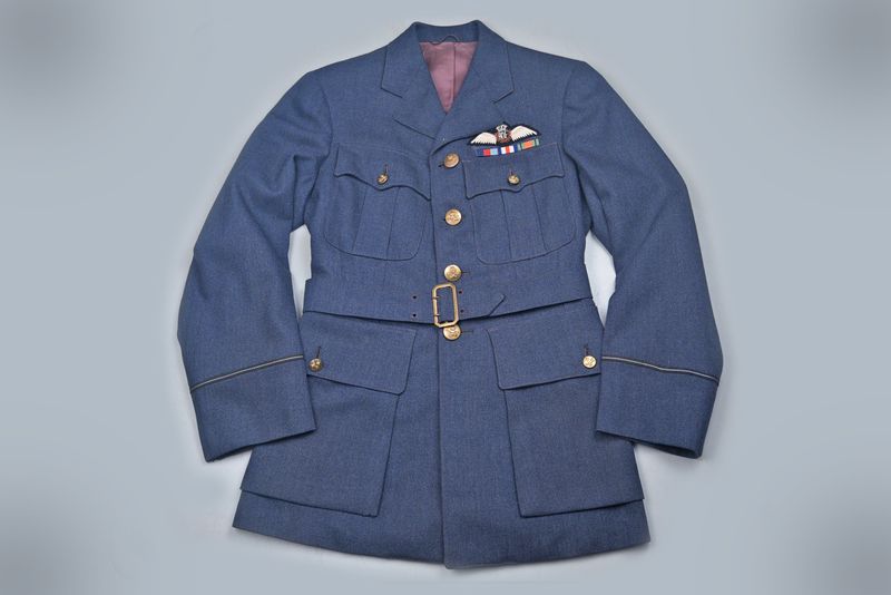 WWII BRITISH ROYAL AIR FORCE PILOT OFFICER SERVICE DRESS JACKET w/INSIGNIA WWII BRITISH ROYAL AIR FORCE PILOT OFFICER SERVICE DRESS JACKET w/INSIGNIA