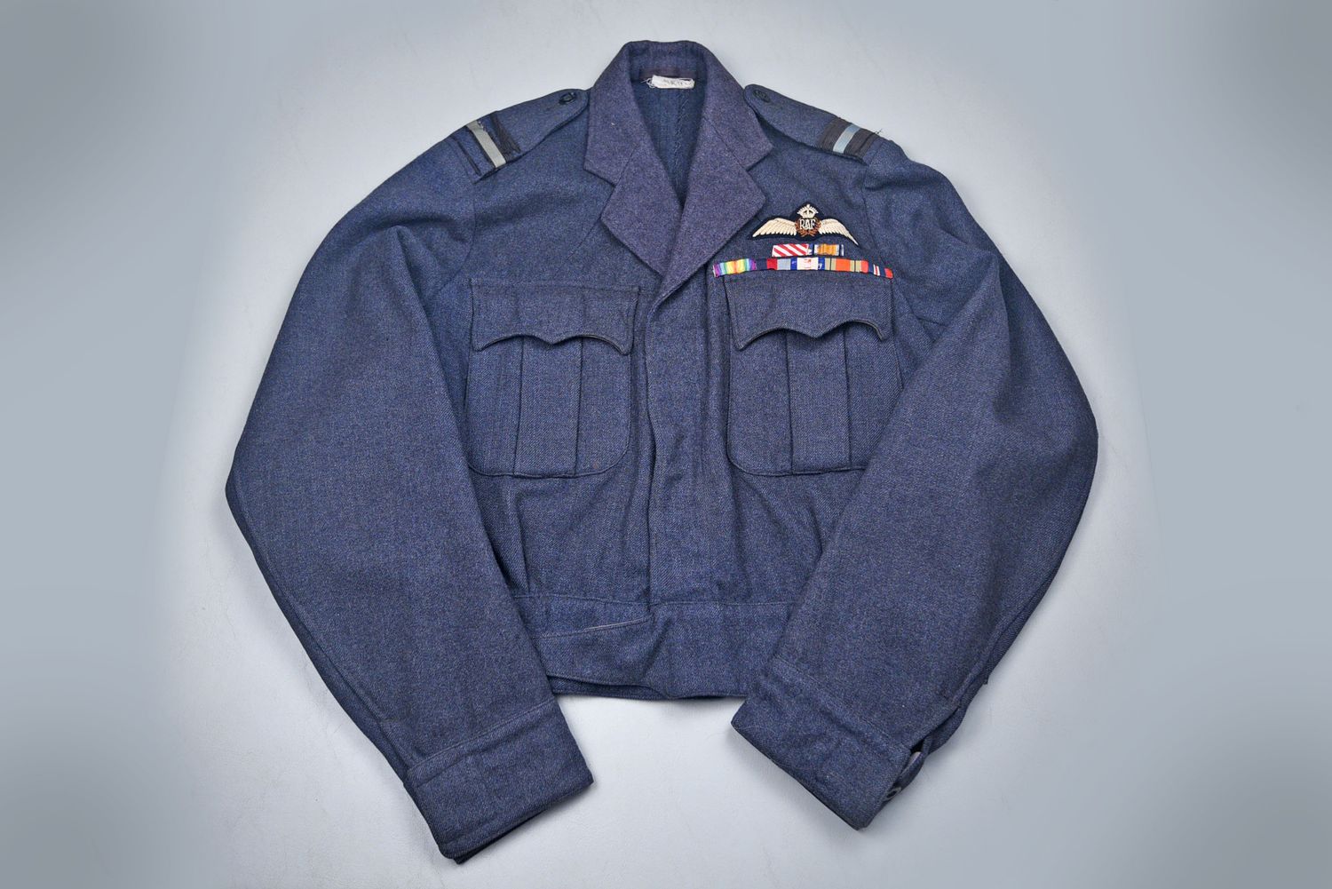 WWII BRITISH ROYAL AIR FORCE FLYING OFFICER&#39;S BATTLE DRESS JACKET w/INSIGNIA