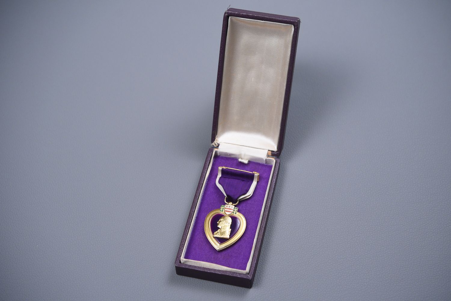 WWII U.S. NAVY/MARINE CORPS TYPE I PURPLE HEART IN PURPLE CASE - PERFECT