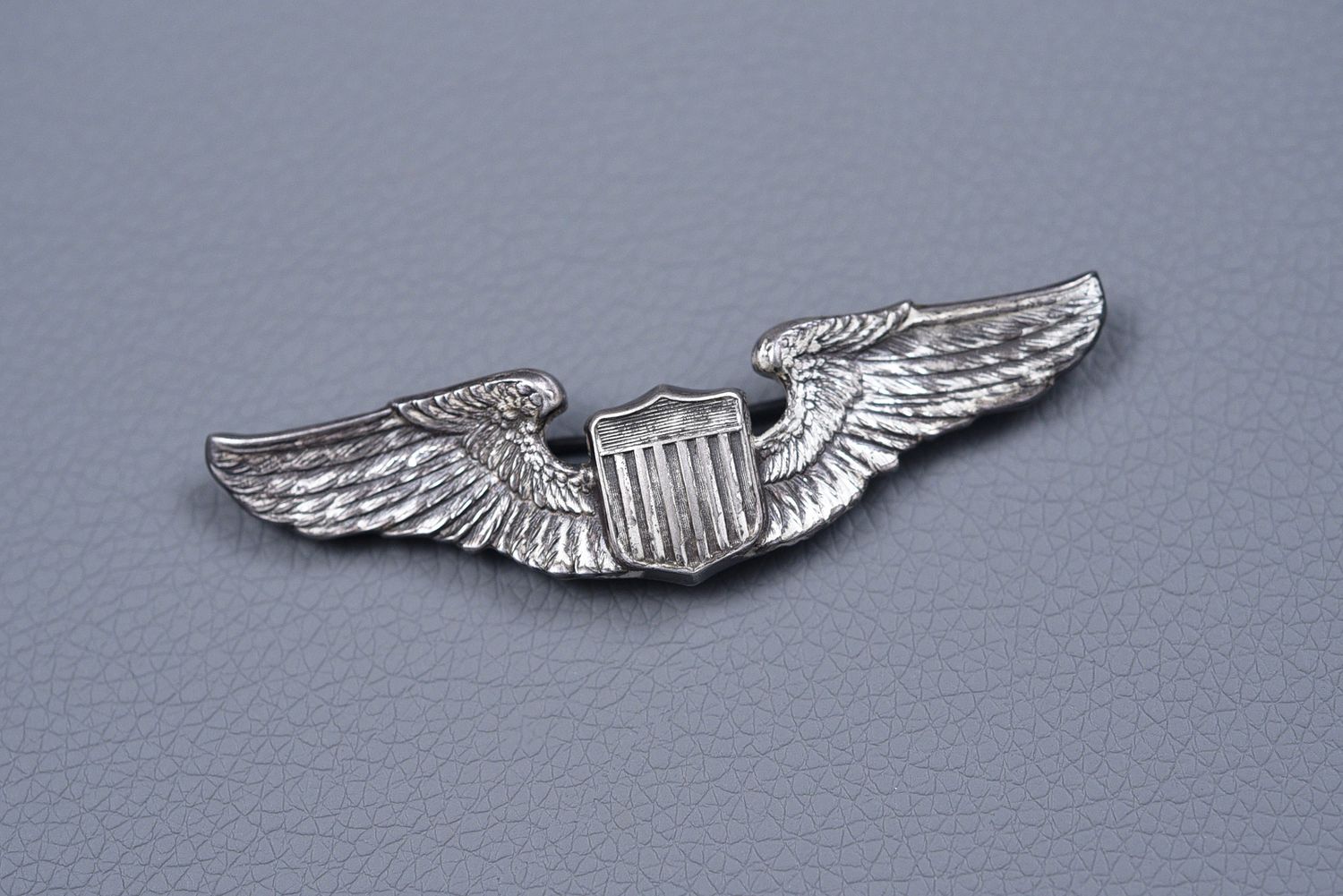 WWII U.S. ARMY AIR CORPS PILOT WING BY BLACKINTON - PIN BACK, STERLING WWII U.S. ARMY AIR CORPS PILOT WING BY BLACKINTON - PIN BACK, STERLING