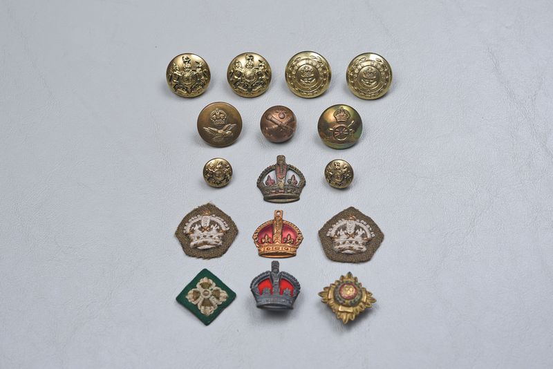 WWI BRITISH BUTTON AND RANK INSIGNIA LOT OF 16 PIECES WWI BRITISH BUTTON AND RANK INSIGNIA LOT OF 16 PIECES