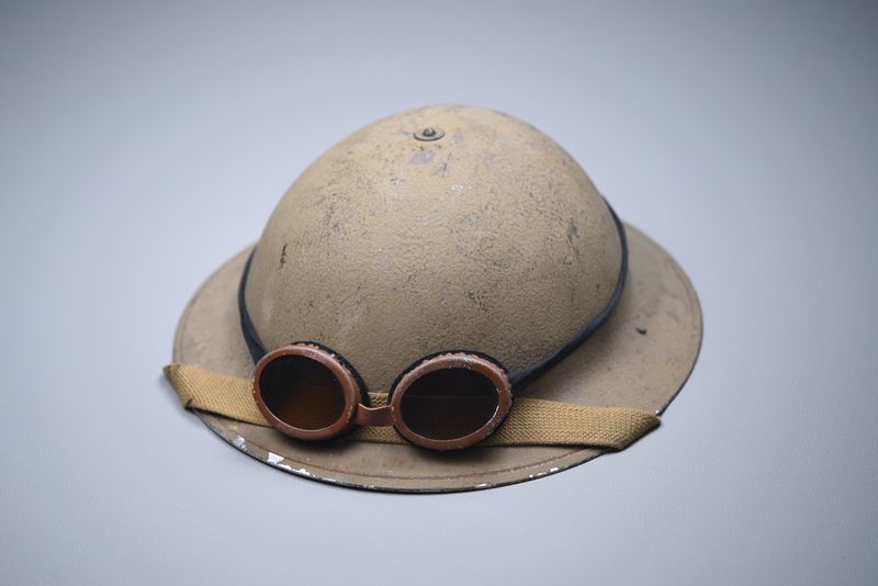 WWII BRITISH 'DESERT RATS' TAN CAMOUFLAGED BRODIE HELMET w/GOGGLES - DATED '1940' WWII BRITISH 'DESERT RATS' TAN CAMOUFLAGED BRODIE HELMET w/GOGGLES - DATED '1940'