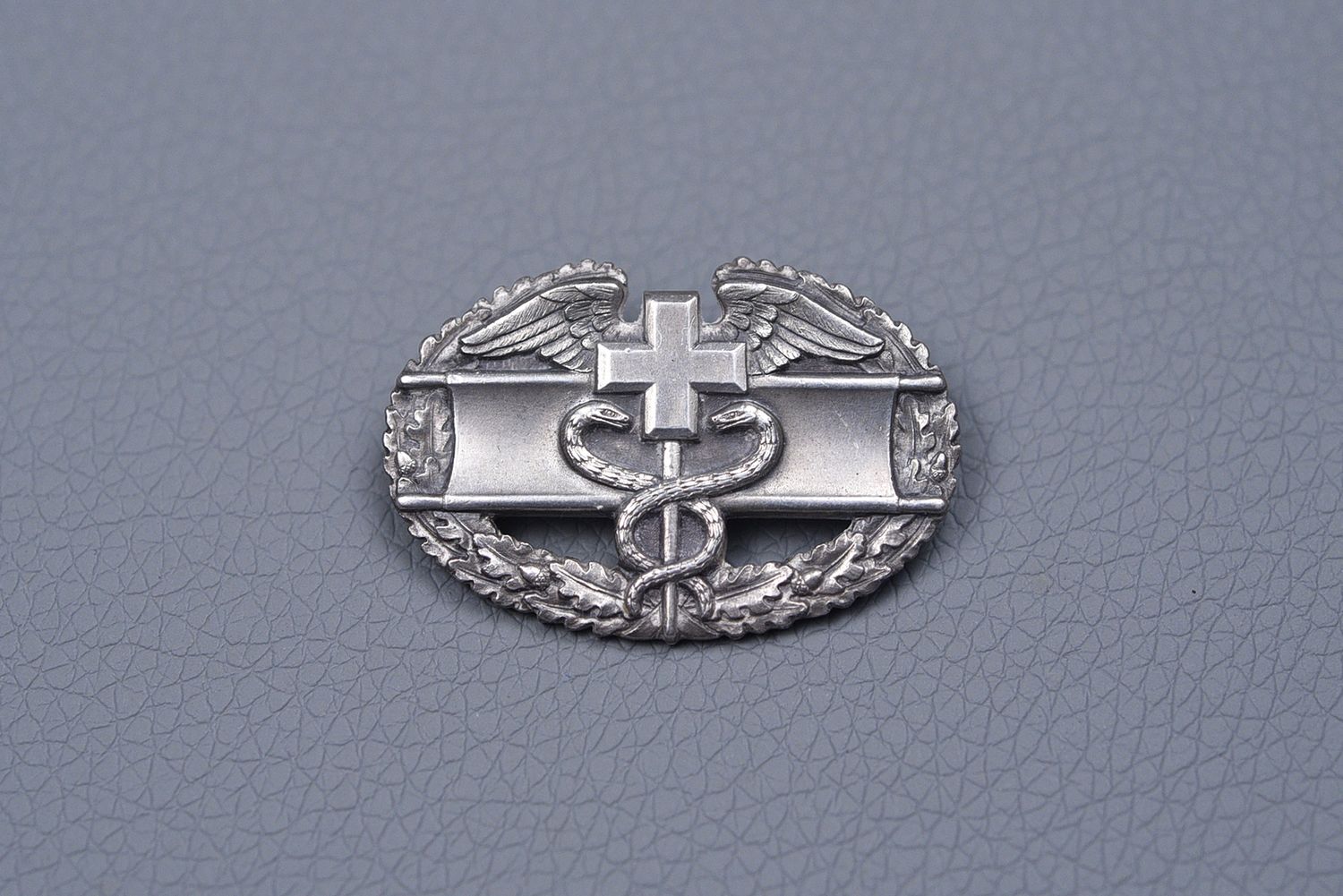 WWII U.S. ARMY COMBAT MEDIC BADGE - PINBACK, STERLING