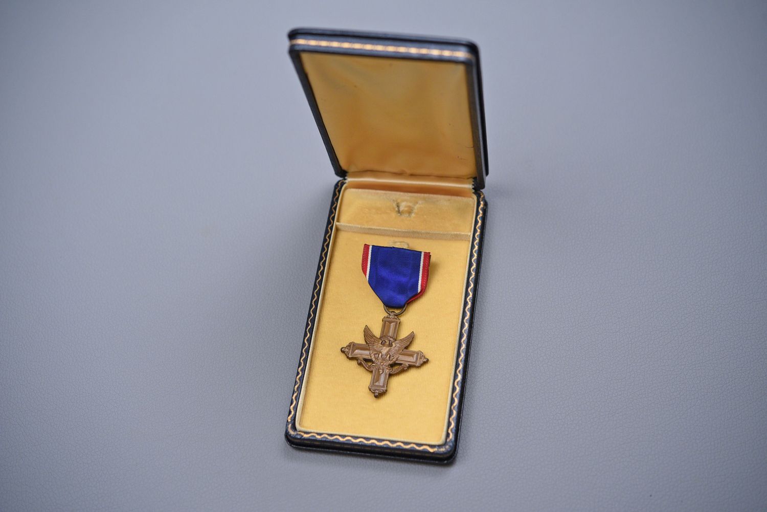 WWII U.S. ARMY DISTINGUISHED SERVICE CROSS IN LEATHERETTE CASE - WRAP BROACH, NUMBERED