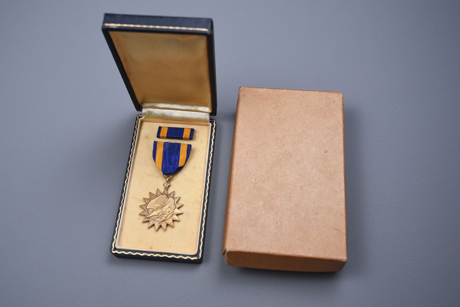 WWII U.S. NAVY/MARINE CORPS AIR MEDAL IN SHORT LEATHERETTE CASE w/SHIPPING BOX